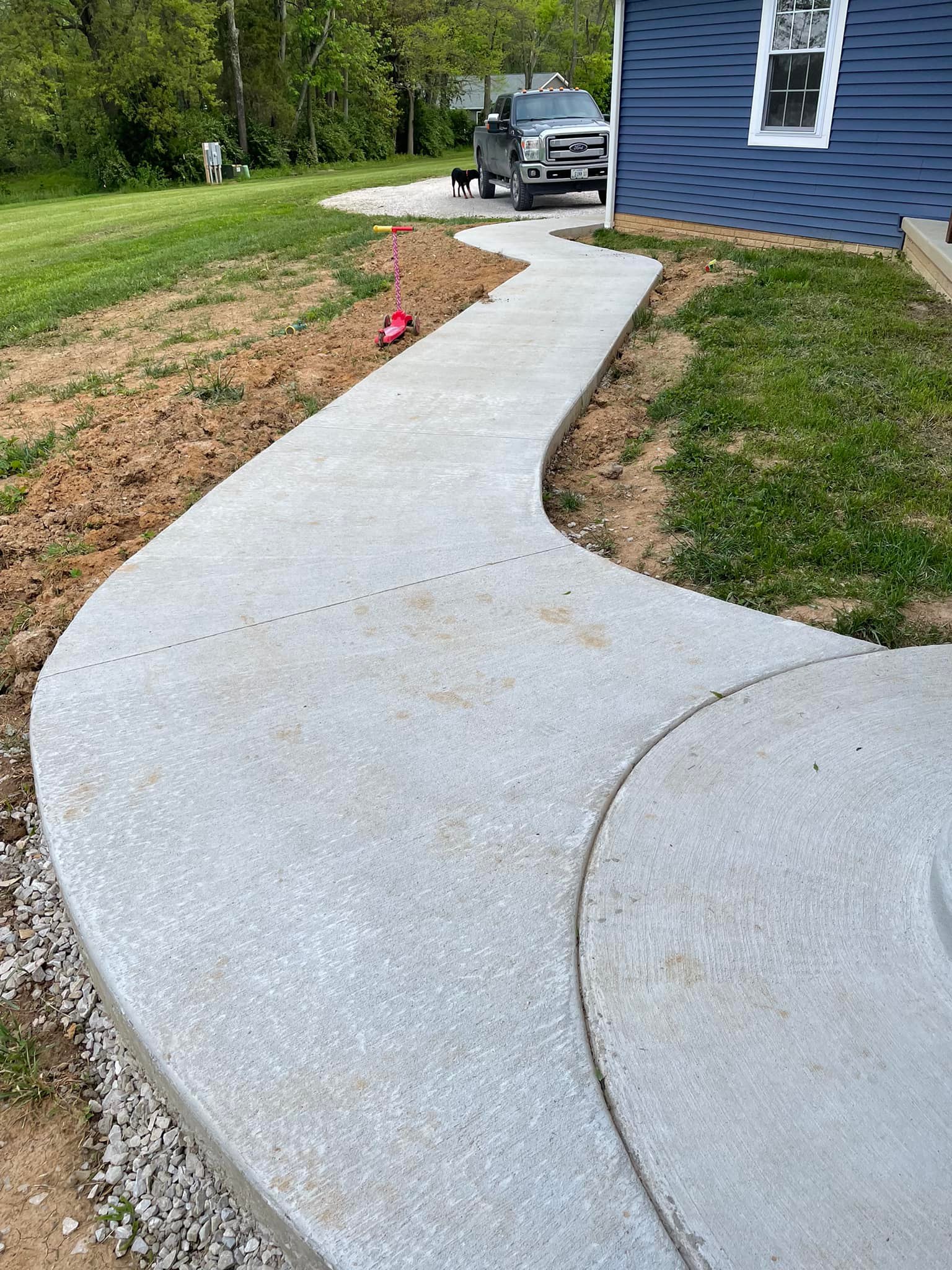 Curved concrete sidewalk